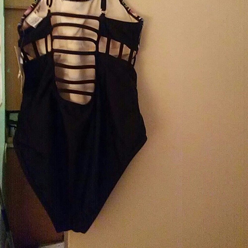 Swimsuit - Picture 3 of 4
